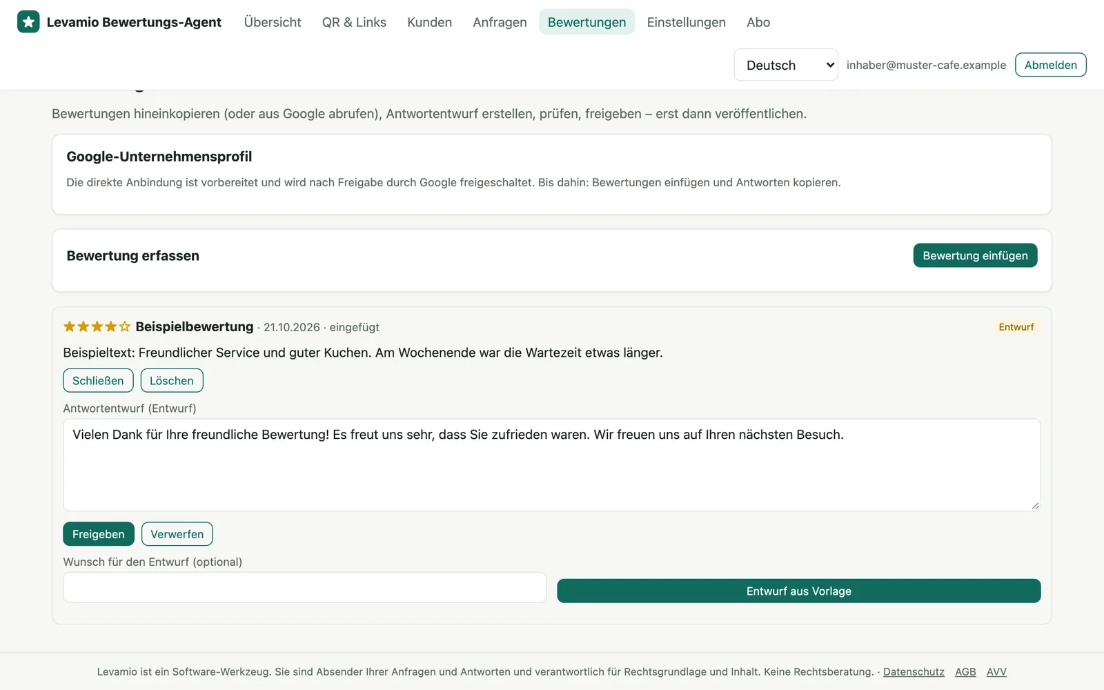 A 4-star sample review labelled “Beispielbewertung” (sample review) with a reply draft and the buttons “Approve” and “Discard”.