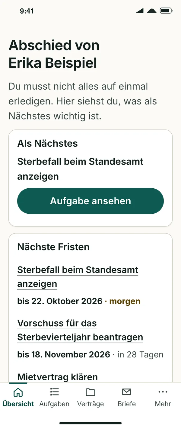 Übersicht „Abschied von Erika Beispiel“ mit dem nächsten Schritt „Sterbefall beim Standesamt anzeigen“ und den nächsten Fristen